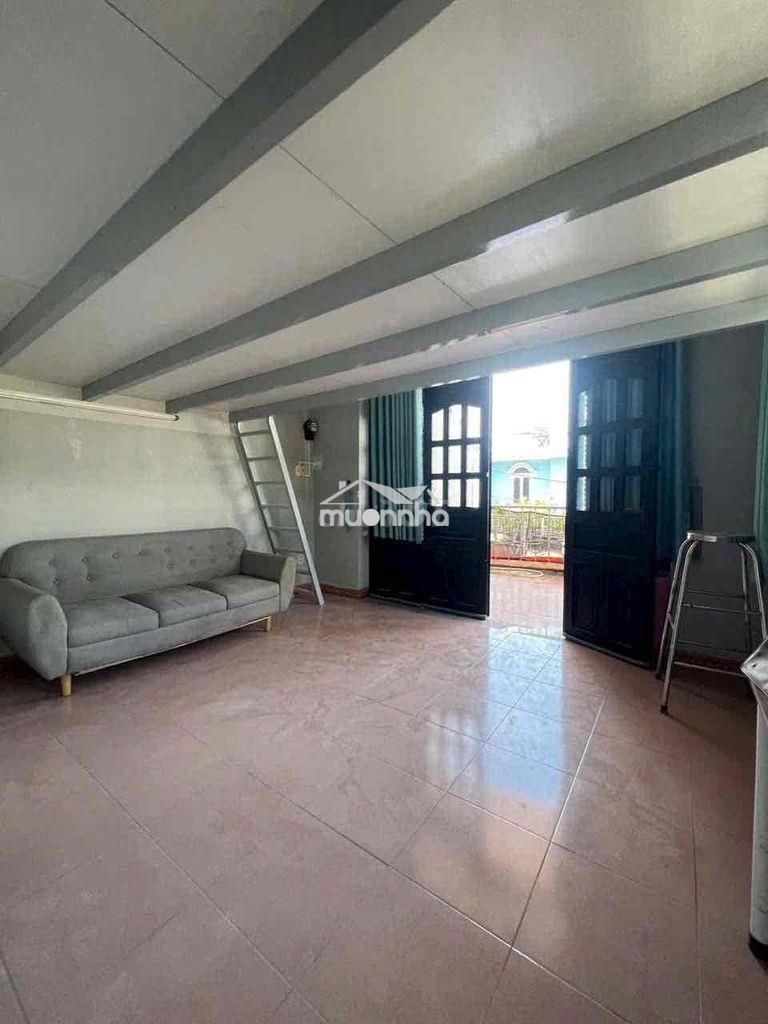 Phòng 40m2 có ban công thoáng mát, ngay đường 2 trường thọ 4,5tr - 3