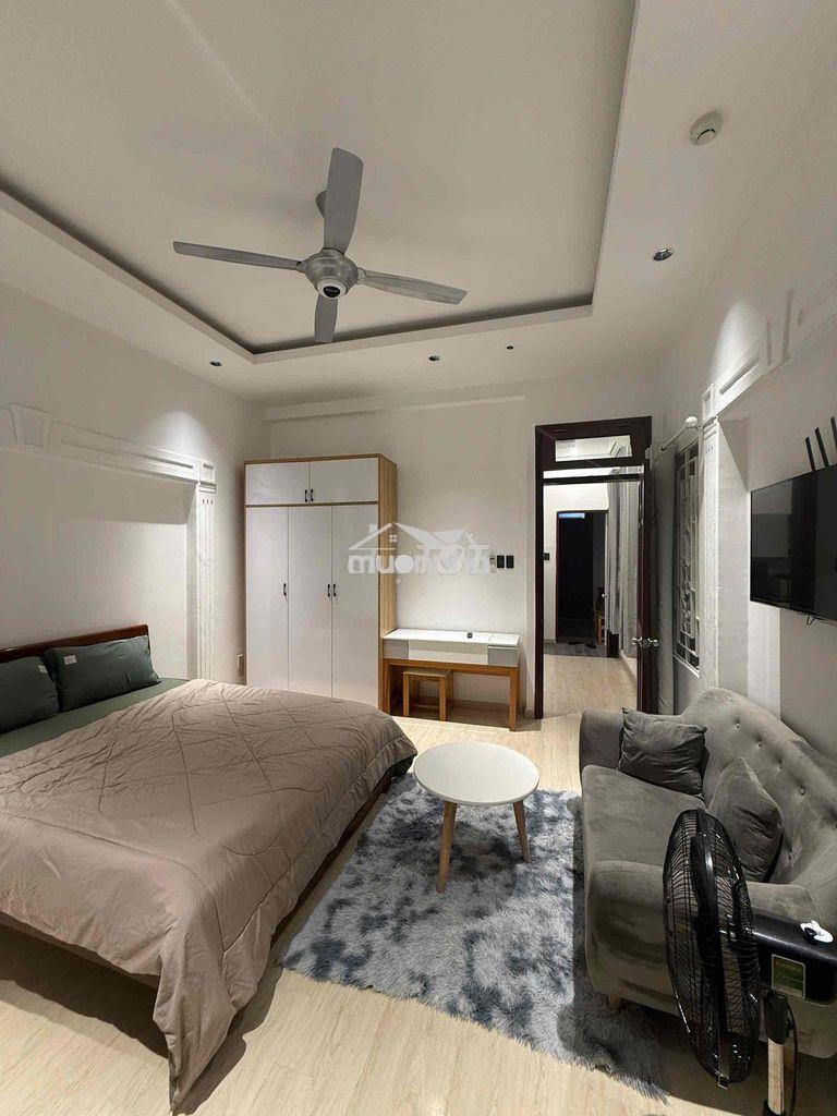 Cho thuê căn hộ ban công tách bếp- full nội thất ngay trung tâm quận 1