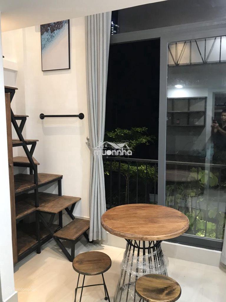 Phòng có cửa sổ lớn, ban công thoáng sạch không khí thiên nhiên