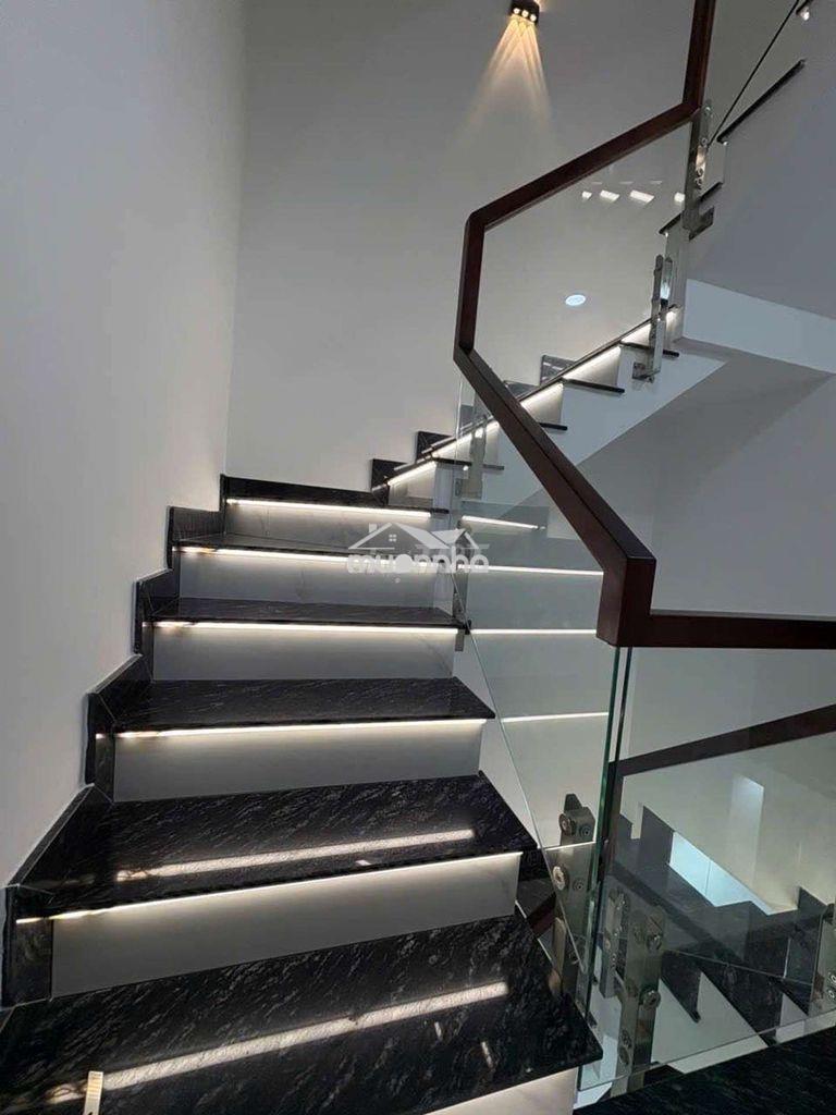 Bán nhà mới xây 100% sát aoen ko lộ giới ko quy hoạch 4 tầng