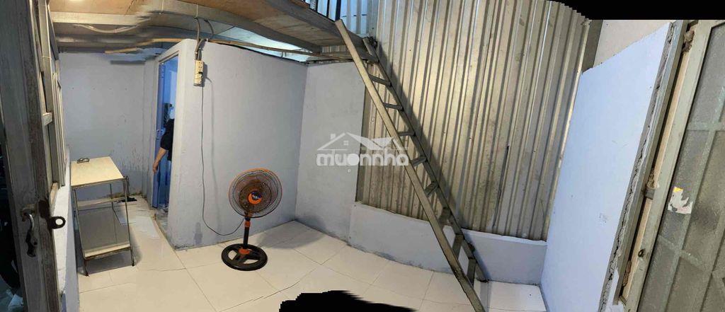 Ngay hẻm 300 nguyễn văn linh , 30m2 , giá 2tr , điện 3.5k , nước 20k - 2