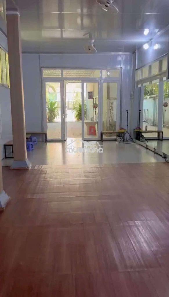 Nhà ở và nhà kho gần trường học dĩ an