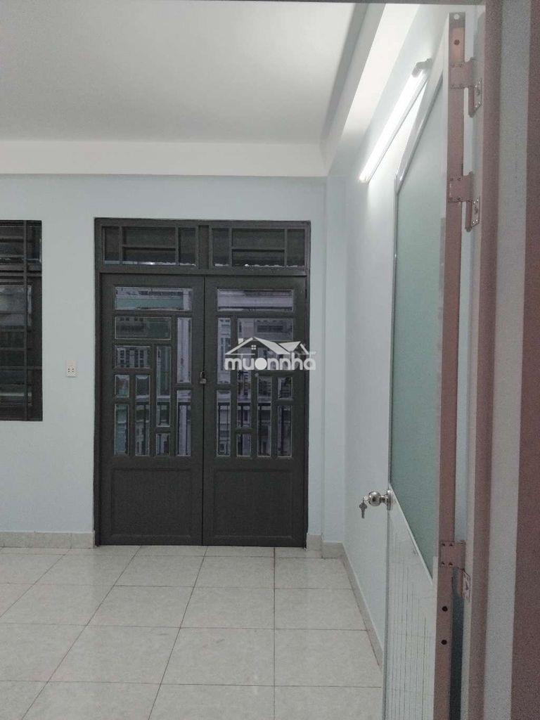 Phòng cho thuê tầng 2 có ban công rộng thoáng
