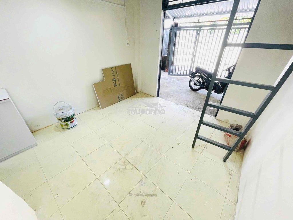 Khai trương dãy trệt mới xây ngay cầu vượt ngã tư ga - 3