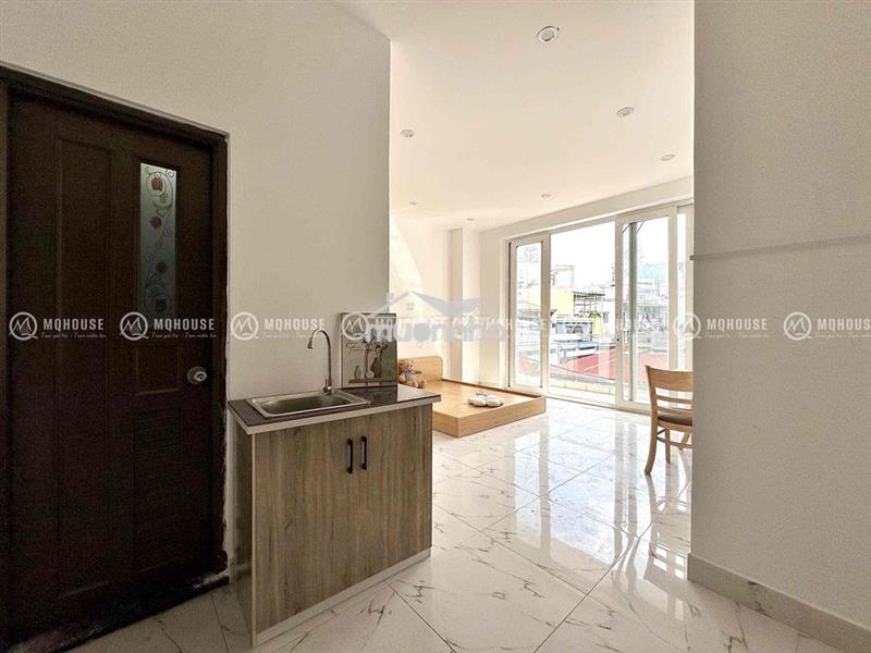 Phòng ban công lớn _có máy lạnh_ ngay chợ phạm văn hai_giáp q3,q10