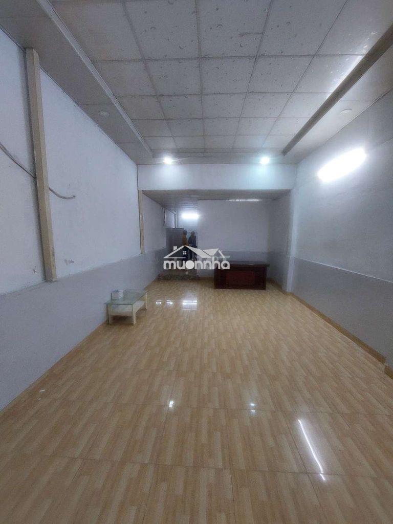 Cho thuê nhà đường phạm hùng c9 dt.4m×18m } nhà trệt 1 phòng 1 toilet.