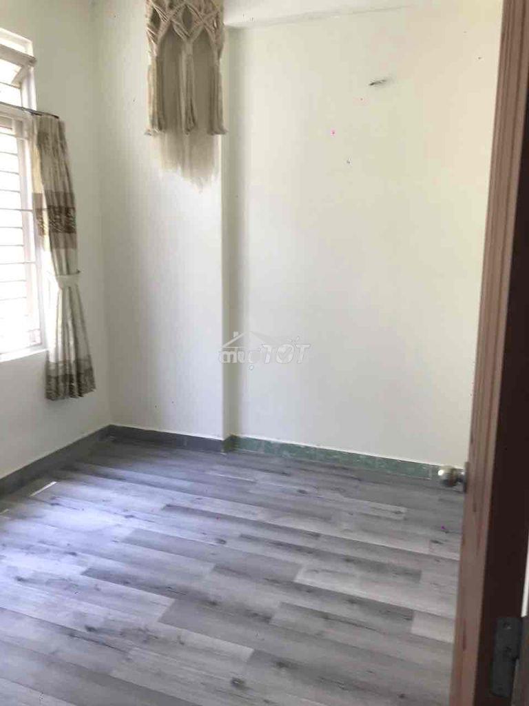 Cho thuê tầng 2 nhà có cầu thang và lối đi riêng tư