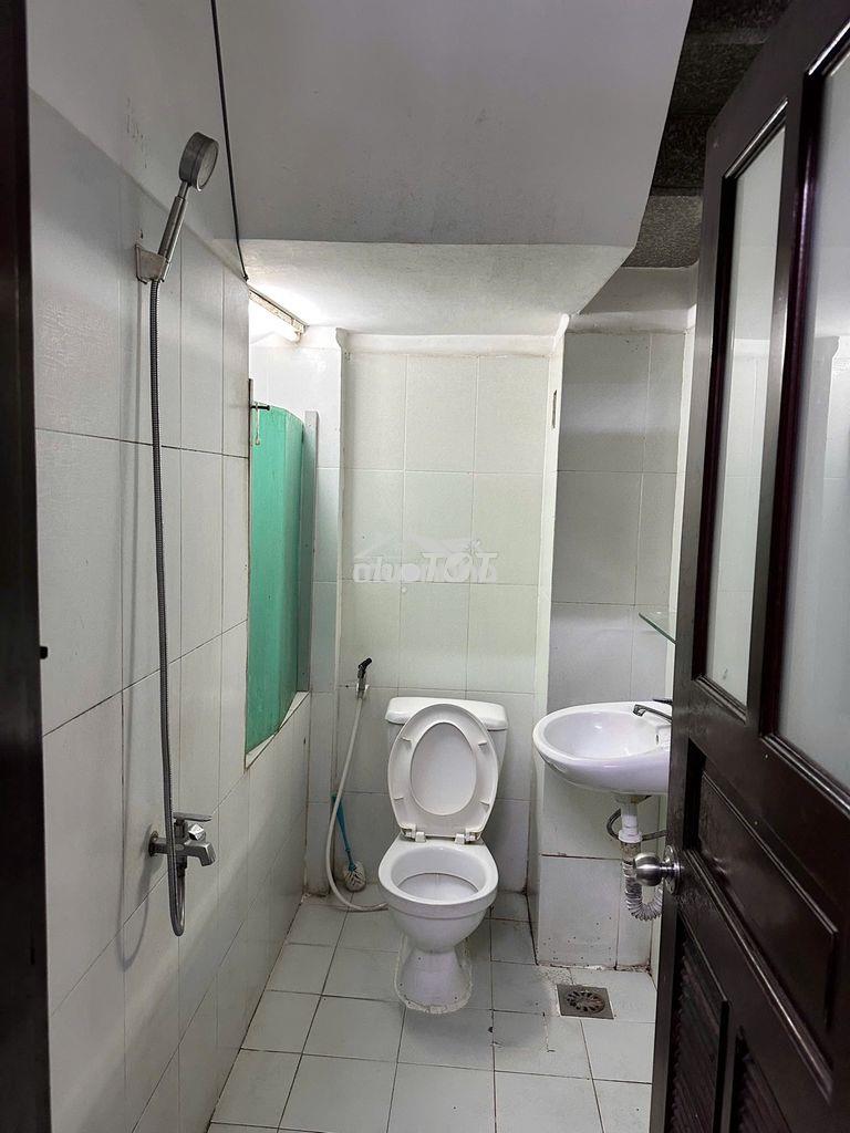 Phòng cho thuê ngay công viên nguyên hồng, ở được 3-4 người thoải mái - 2
