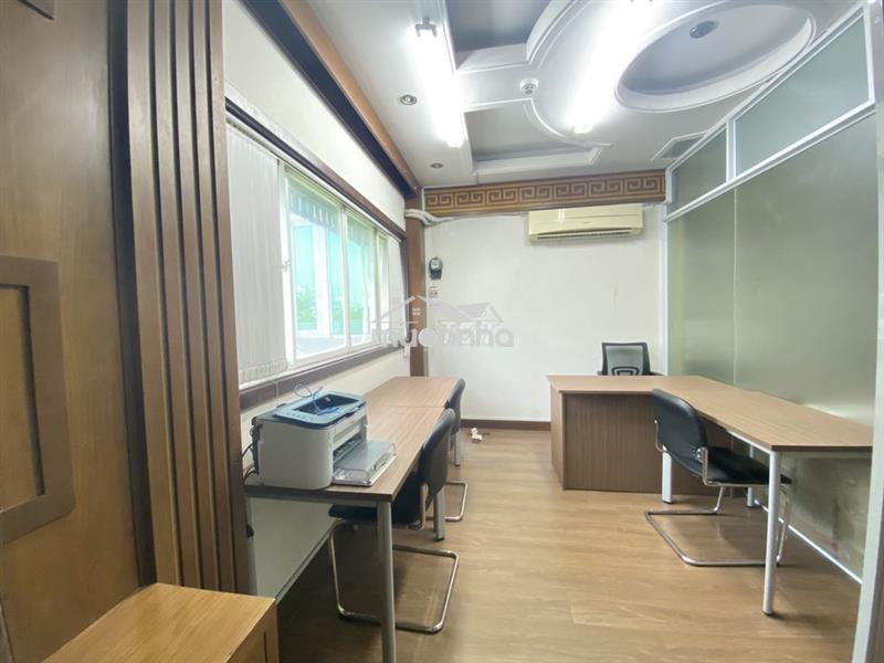 Văn phòng có đầy đủ nội thất- có cửa sổ, giấy tờ pháp lý đầy đủ