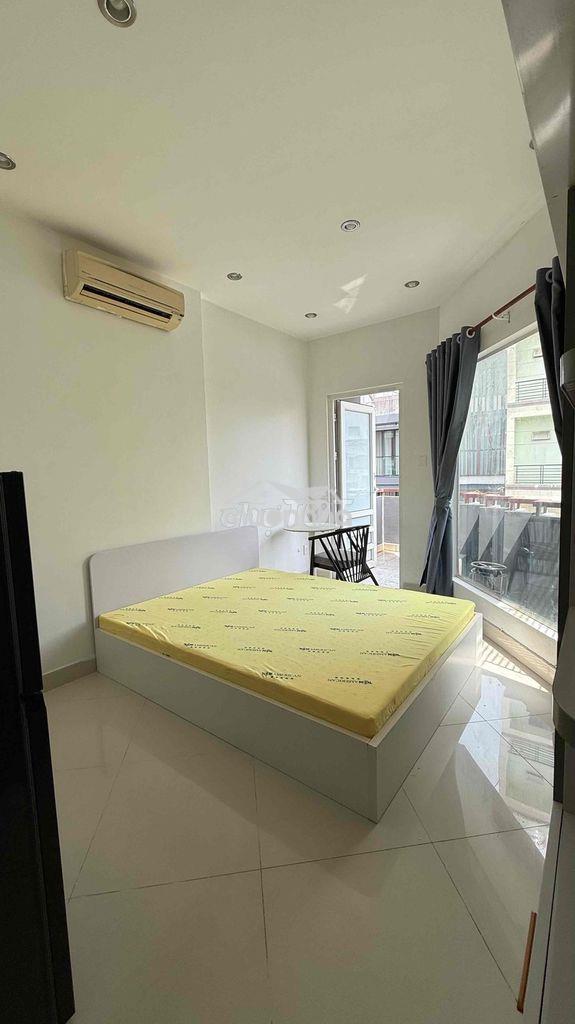 Phòng ban công full nội thất ngay lâm văn bền, gần ufm