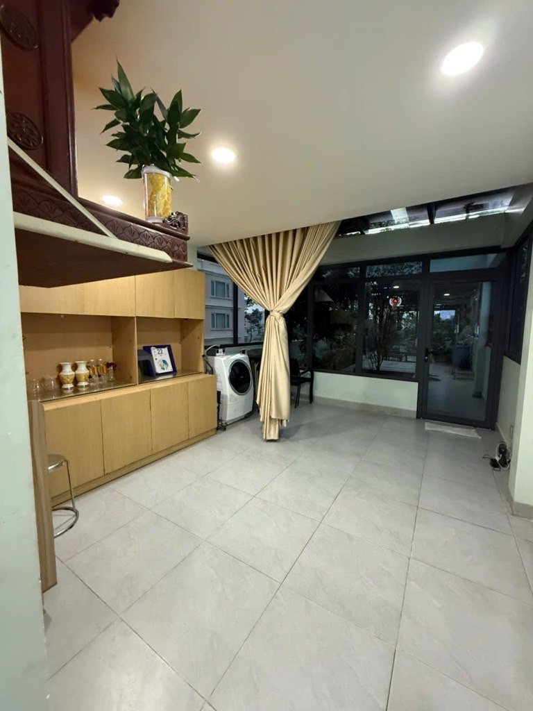 Ngã 6 cộng hòa - 7 tầng - hùng vương – p. 4 – q. 5 - dt: 4.2*38m- 76 tỷ - 3