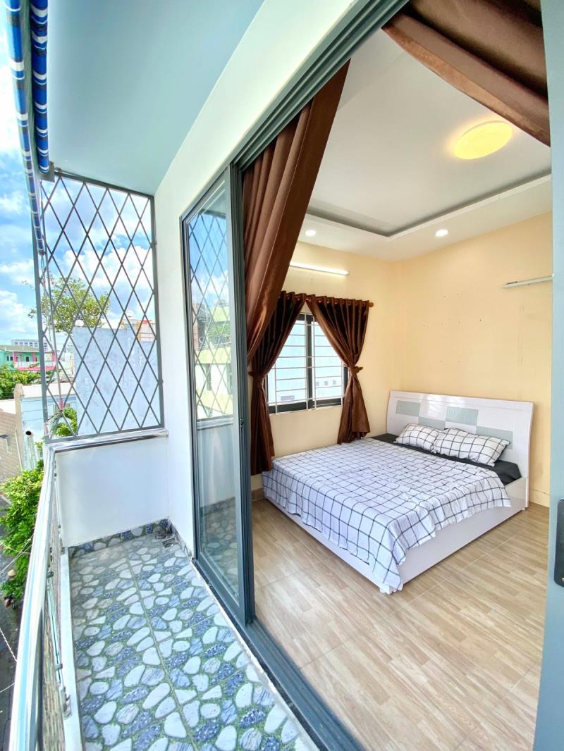 Phòng cao cấp, mới, ban công. thuận tiện di chuyển các quận