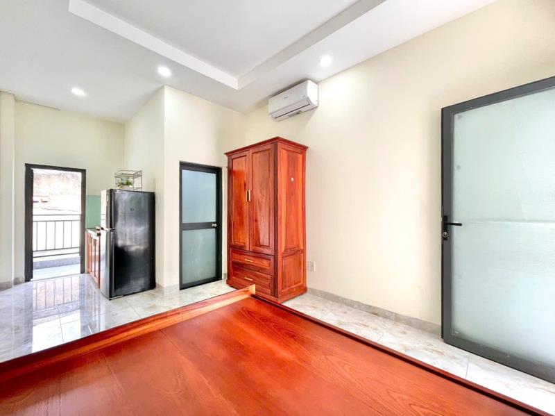 Ngay hv hàng không, chợ hoàng hoa thám - studio ban công mới xây, full nt