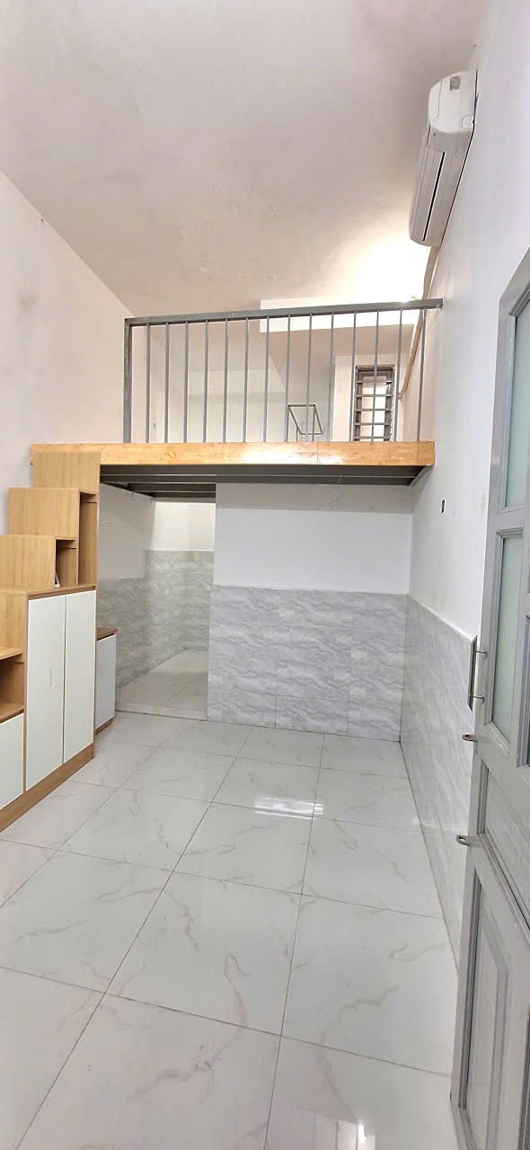 Phòng trọ gác lửng có máy lạnh gần đại học văn hiến ngay đoàn hồng phước ở được 3-4 người ưu tiên sinh viên.