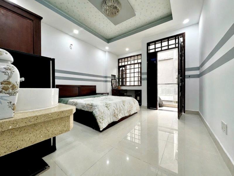 Nhà mới full nội thất - ban công - ngay dh văn lang cs2
