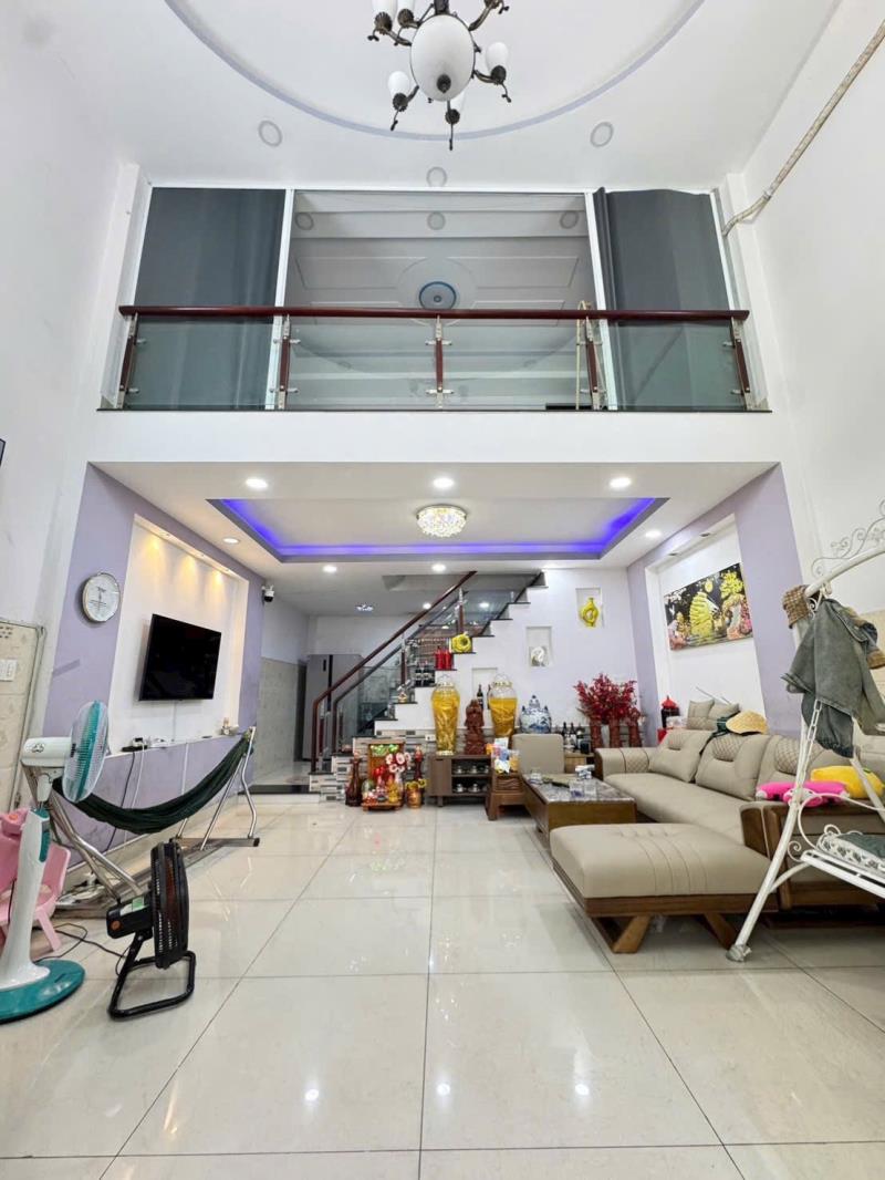 Hàng hiếm, hxh 8m trịnh đình trọng, 60m2, ngang 5.2m, 3 tầng, 4pn, 6.4 tỷ tl, giáp q11