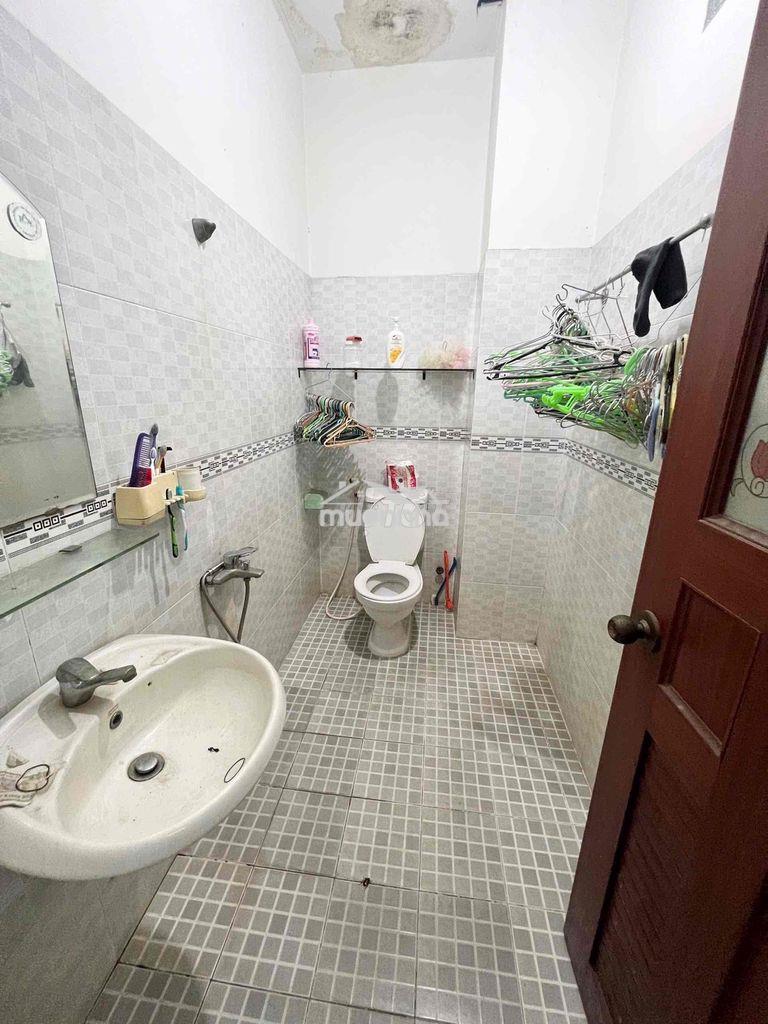 15 triệu nhà nguyên căn hẻm xe hơi vườn lài  diện tích : 4x18m trệt 3 - 2