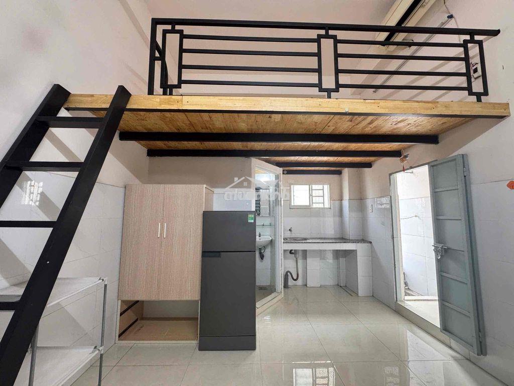 Trống 1 phòng gác cao cửa sổ trời, sẵn nội thất ngay etown cộng hoà - 3