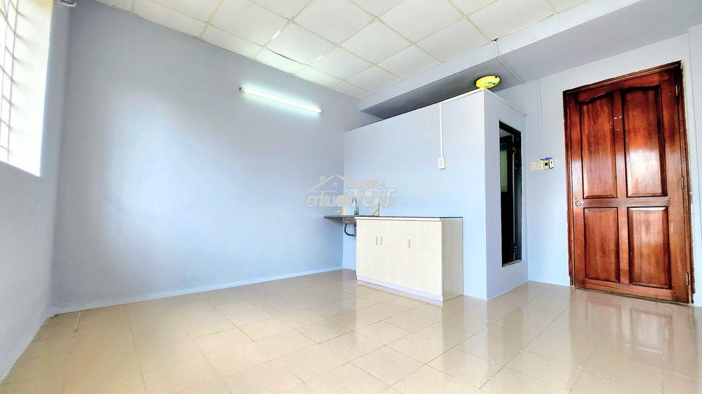 Phòng trống, ban công lớn, máy lạnh, kệ bếp, nguyễn gia trí nối dài ! - 4