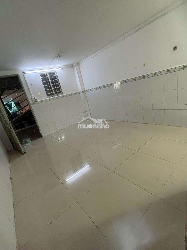 Gần trường đại học công thương, gân ngã ba  lê trọng tấn