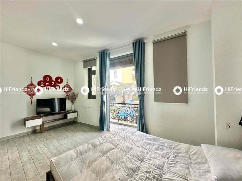 Căn hộ tách bếp bancong / cửa sổ giá tốt cạnh vòng xoay dân chủ