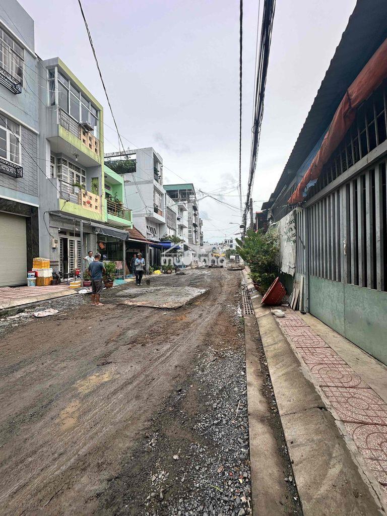 Nhanh mới còn nhà 4,5tỷ-50m2- đường nhựa13m đang đổ, sát chợ thủ đức.