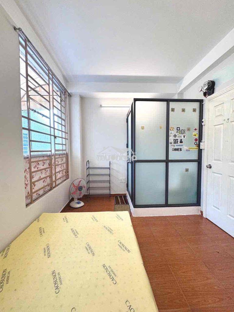 Phòng cửa sổ lớn wc riêng nt cơ bản - 4