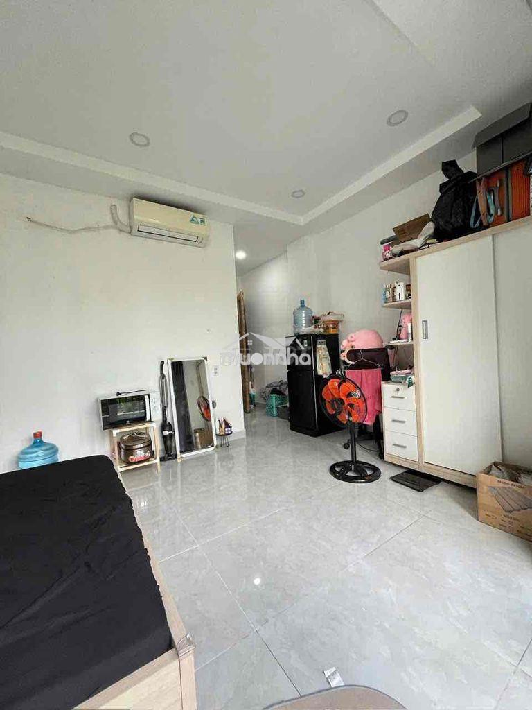 Ngay cổng trường văn lang - Ảnh 2