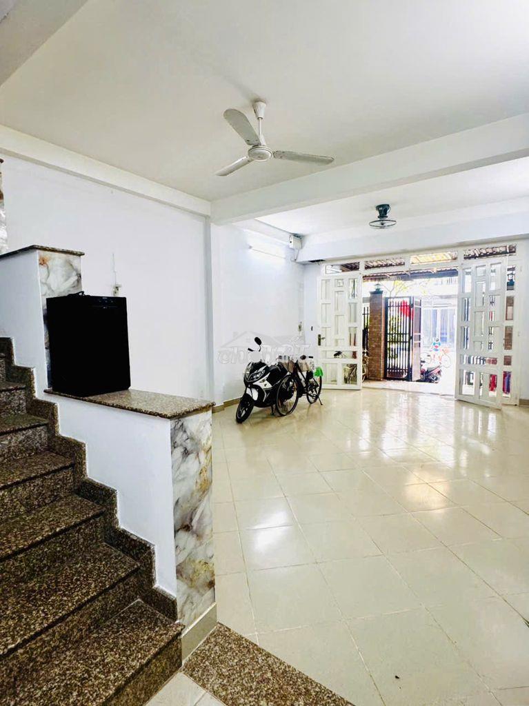 Nhà phố 3 tầng, ngang 5m, dt 100m2, đường 10m, thủ đức, giá gấp bán