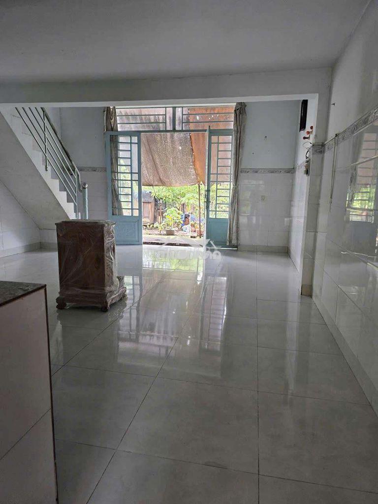 Nhà cấp 4 có gác lửng quận 9 cũ giá 4tr/tháng - 2
