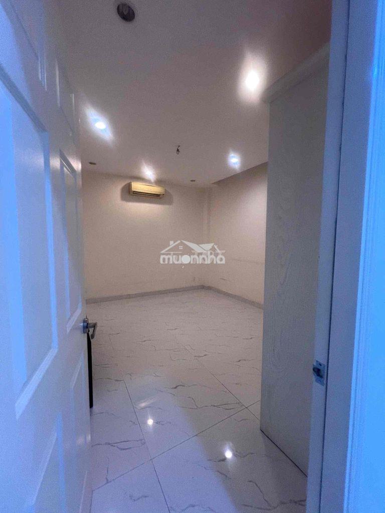 Cho thuê nguyên tầng 2 - ban công - nhà mặt tiền - 2 phòng - 1wc - 2