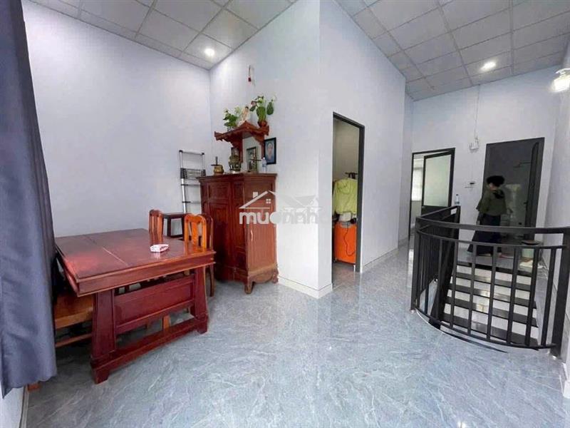Nhà trệt lầu sổ sẵn đường nhựa rộng , kết cấu 3pn, sân đậu ô tô