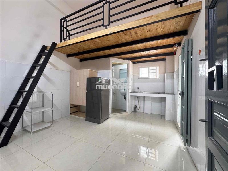 Trống 1 phòng gác cao cửa sổ trời, sẵn nội thất ngay etown cộng hoà