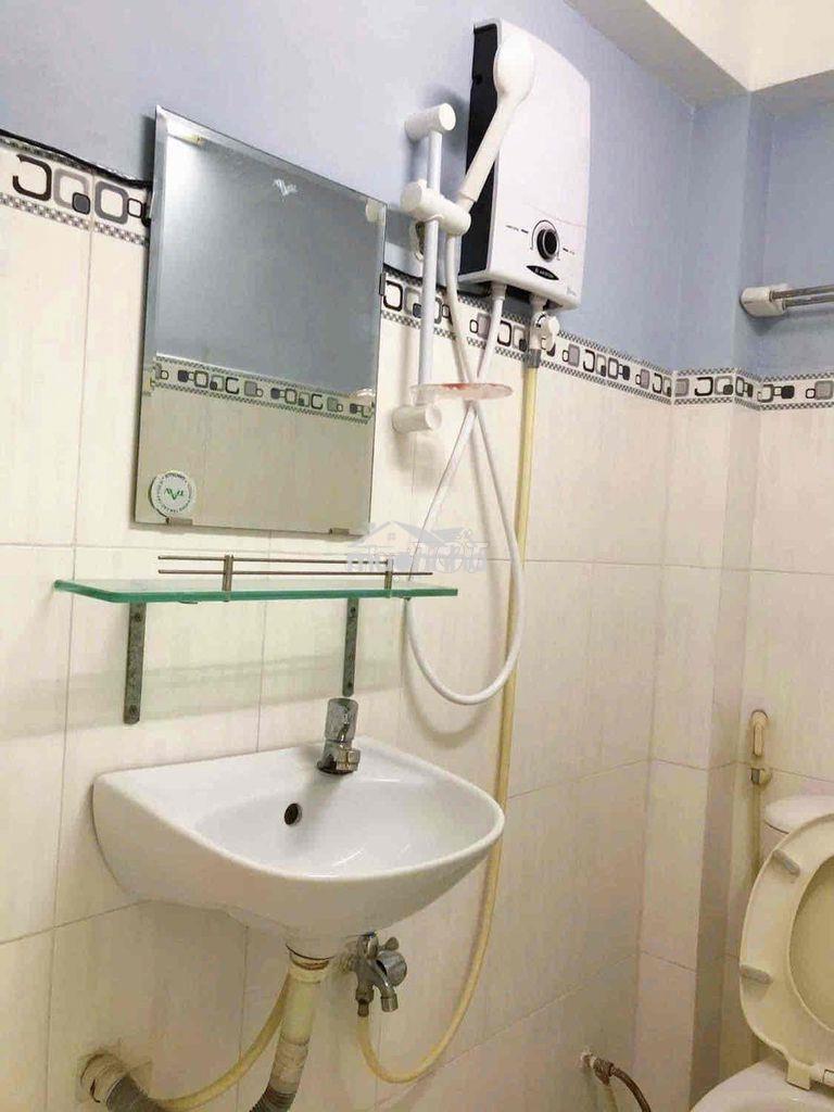 Cho thuê phòng có máy lạnh , máy quạt , giáp quận 1 - 4
