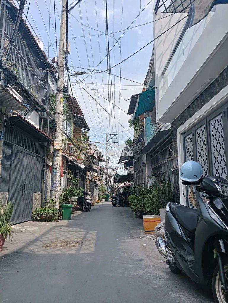 Đường 47 xe hơi đối diện gigamal