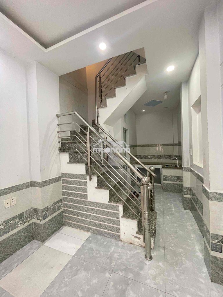 Nhà sát chợ. 1 trệt 2 lầu. 3 phòng ngủ có ban công. 3wc - 3