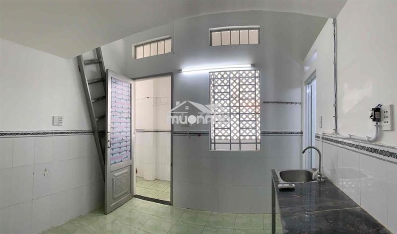 Phòng trọ gác cao 1m6 có máy lạnh cửa sổ thoáng gần đại học ufm quận 7
