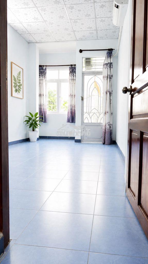 Phòng trống - ban công - máy lạnh - giờ tự do - giáp[ q10 - 3