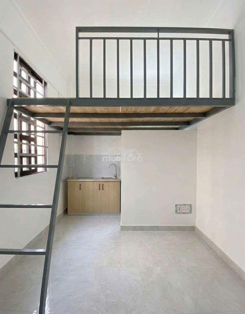 Phòng có gác cao, cửa sổ trời, ánh sáng tự nhiên, ngay cạnh đầm sen,