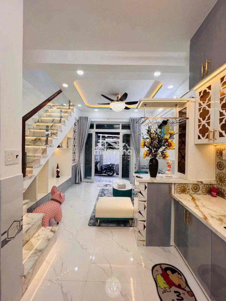 Hẻm thẳng kinh doanh spa cách đường khoảng 40m nhà mới vào ở liền.