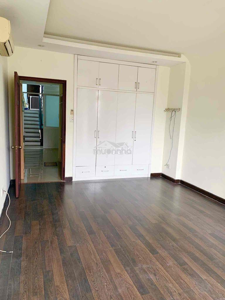Phòng full nội thất, bếp và toilet riêng, có bancong, quận 8