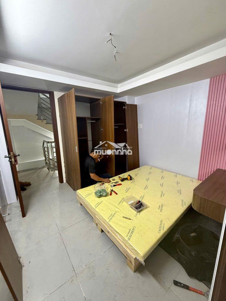 Studio ban công 2 phòng ngủ đầy đủ nội thất mới, đường lớn, trung tâm - Ảnh 3