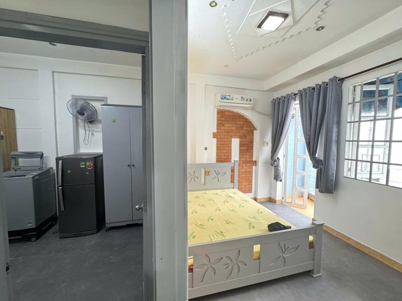  1 phòng ngủ_phòng khách ban công rộng 40m2 máy giặt riêng giáp quận 1_quận 3 ngay phan xích long - Ảnh 2