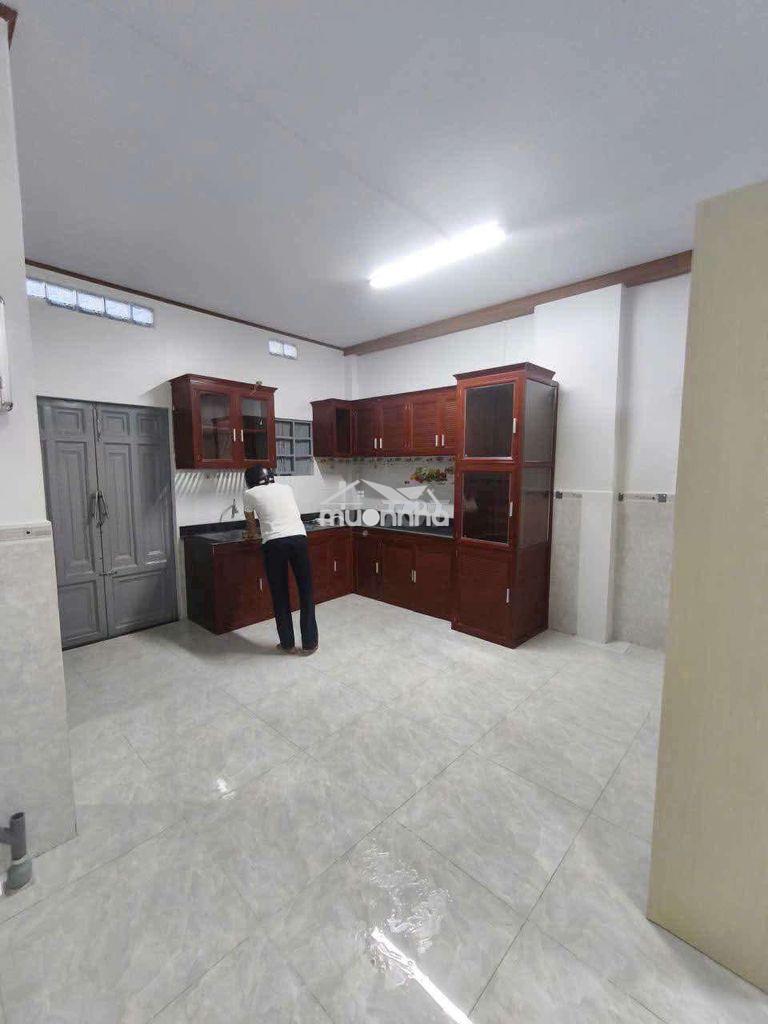 Nhà lầu gần nhà thờ dĩ an