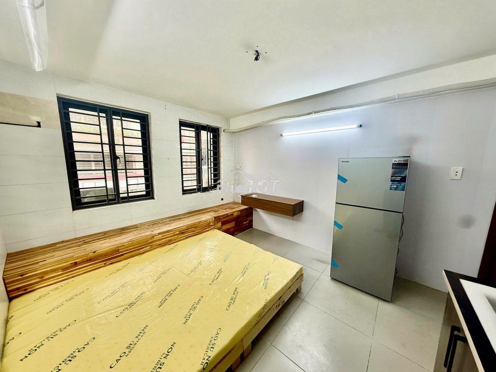 Studio ban công 2 phòng ngủ đầy đủ nội thất mới, đường lớn, trung tâm - Ảnh 4