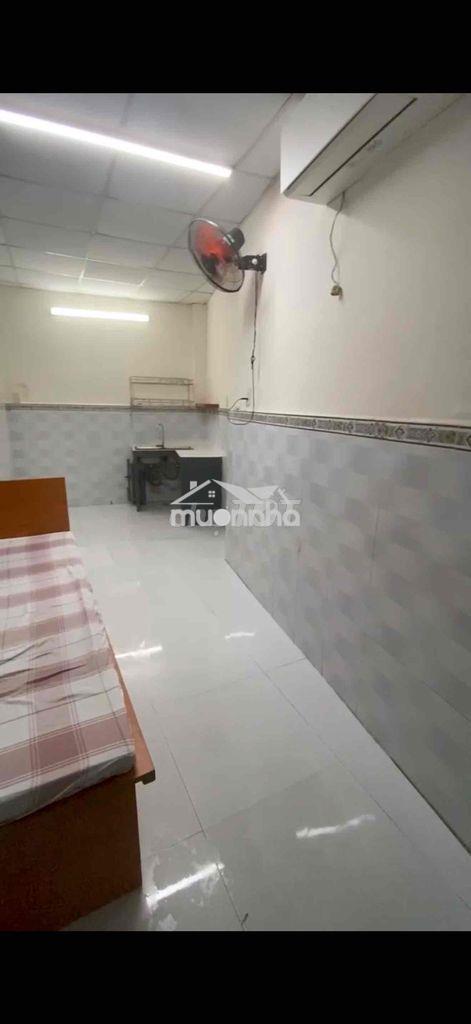 Cho thuê phòng trọ tầng triệt có lối đi riêng dt 25m có vs biếp máy l