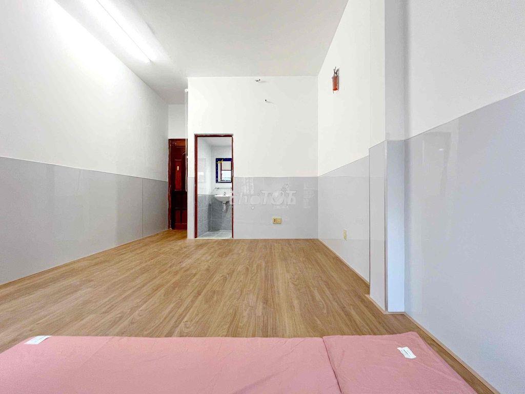 Cho thuê phòng ban công - giá rẻ - nhà mới xây xong - 3