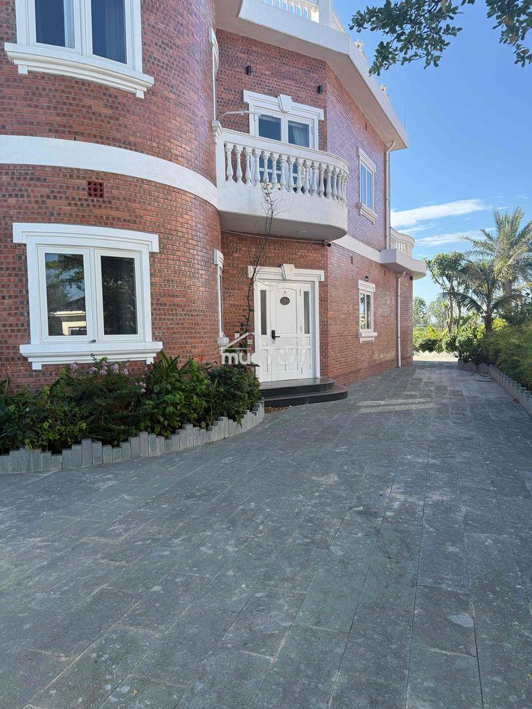 Chính chủ bán villa biển 2 tầng view sân golf & biển