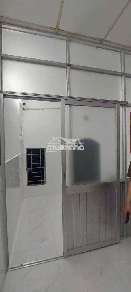 Nhà sạch sẻ có máy lạnh và quạt vô ở liền  - Ảnh 4