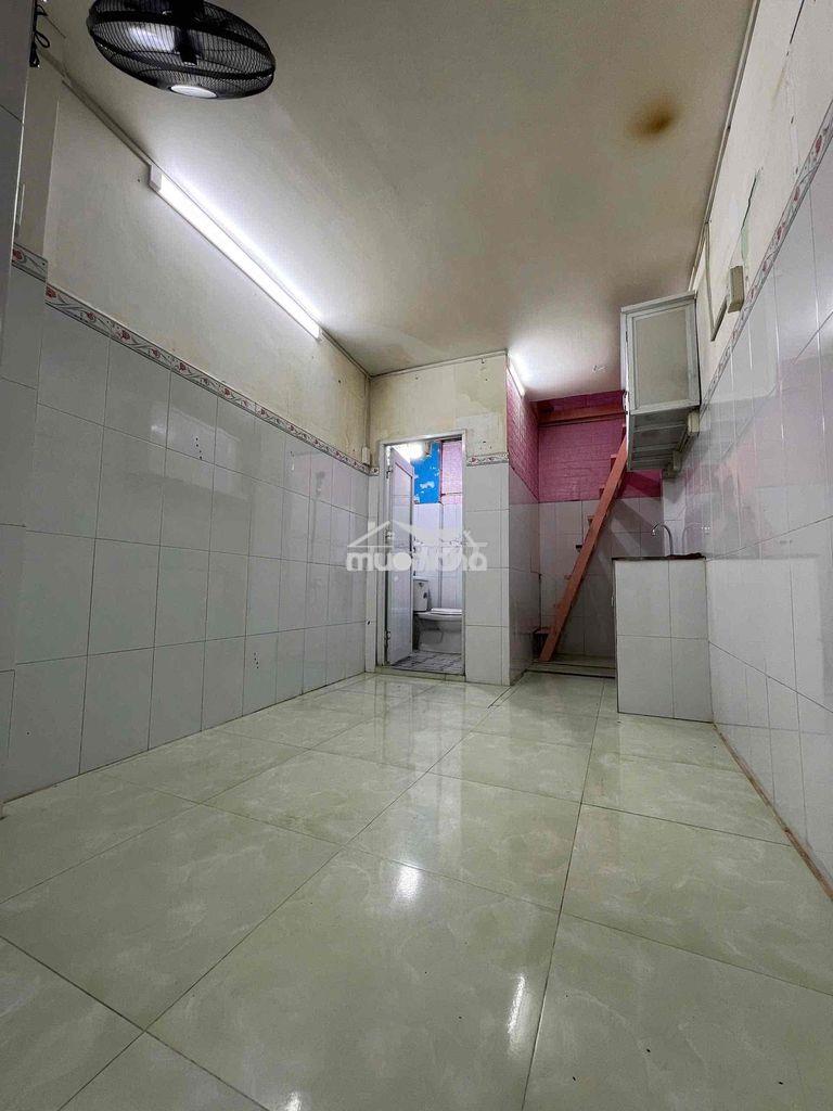 Sát mặt tiền đường, ngay trung tâm quận 11.